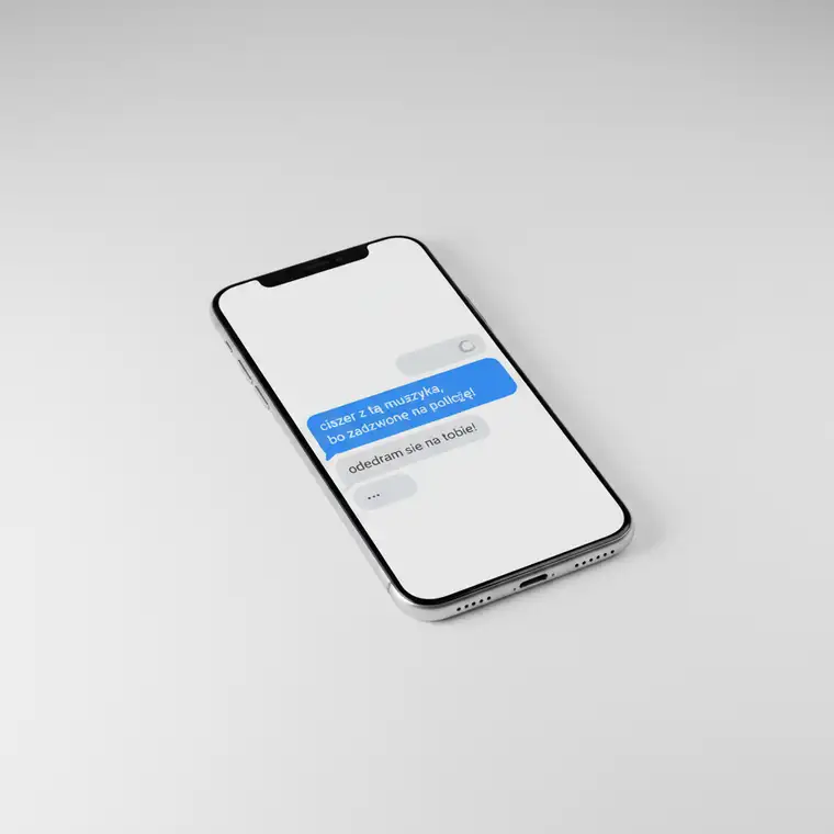 Sąsiad rozmawiający przez telefon na klatce schodowej, ilustrujący nękanie telefoniczne i granicę między konfliktem sąsiedzkim a stalkingu